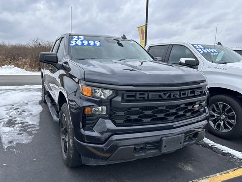 Used 2023 Chevrolet Silverado 1500 Custom image 2