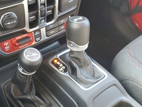 Used 2025 Jeep Wrangler Unlimited Rubicon w/ Convenience Group AWD/4WD image 18