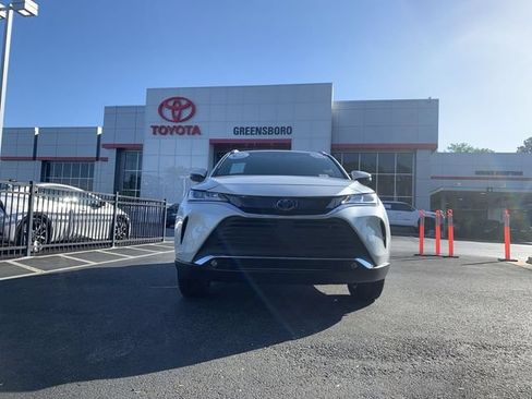 Used 2024 Toyota Venza XLE AWD/4WD image 3