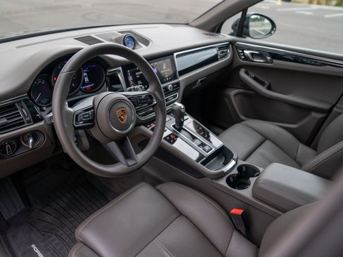 Certified 2026 Porsche Macan AWD/4WD image 4