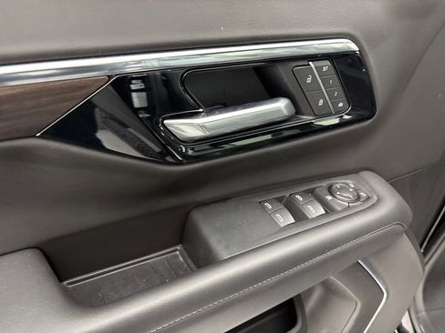 Used 2025 Chevrolet Suburban Z71 image 23