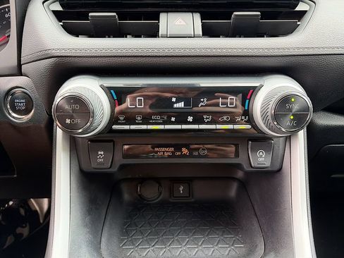 Used 2021 Toyota RAV4 XLE FWD image 16