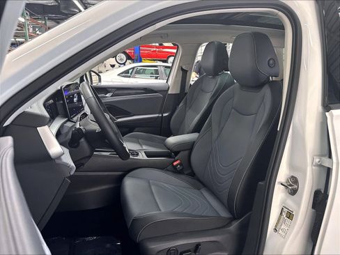 Certified 2026 Volkswagen Tiguan SE w/ Panoramic Sunroof Package AWD/4WD image 24