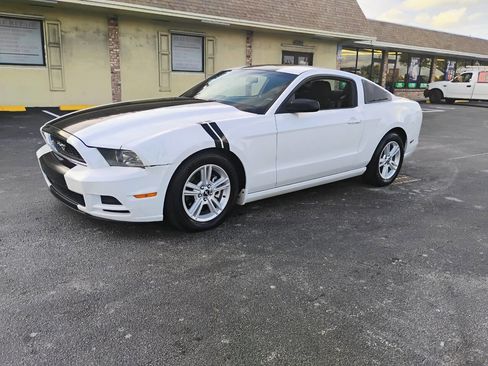 Used 2014 Ford Mustang Coupe image 2