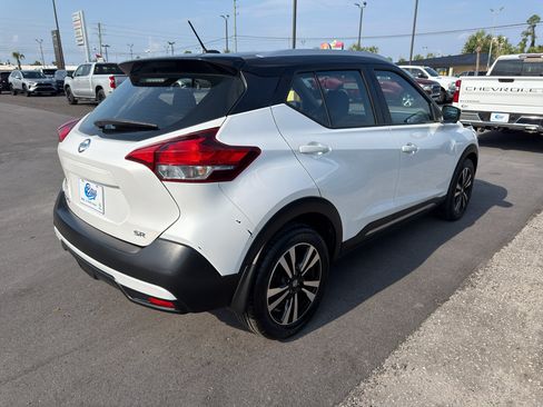 Used 2018 Nissan Kicks SR FWD image 4
