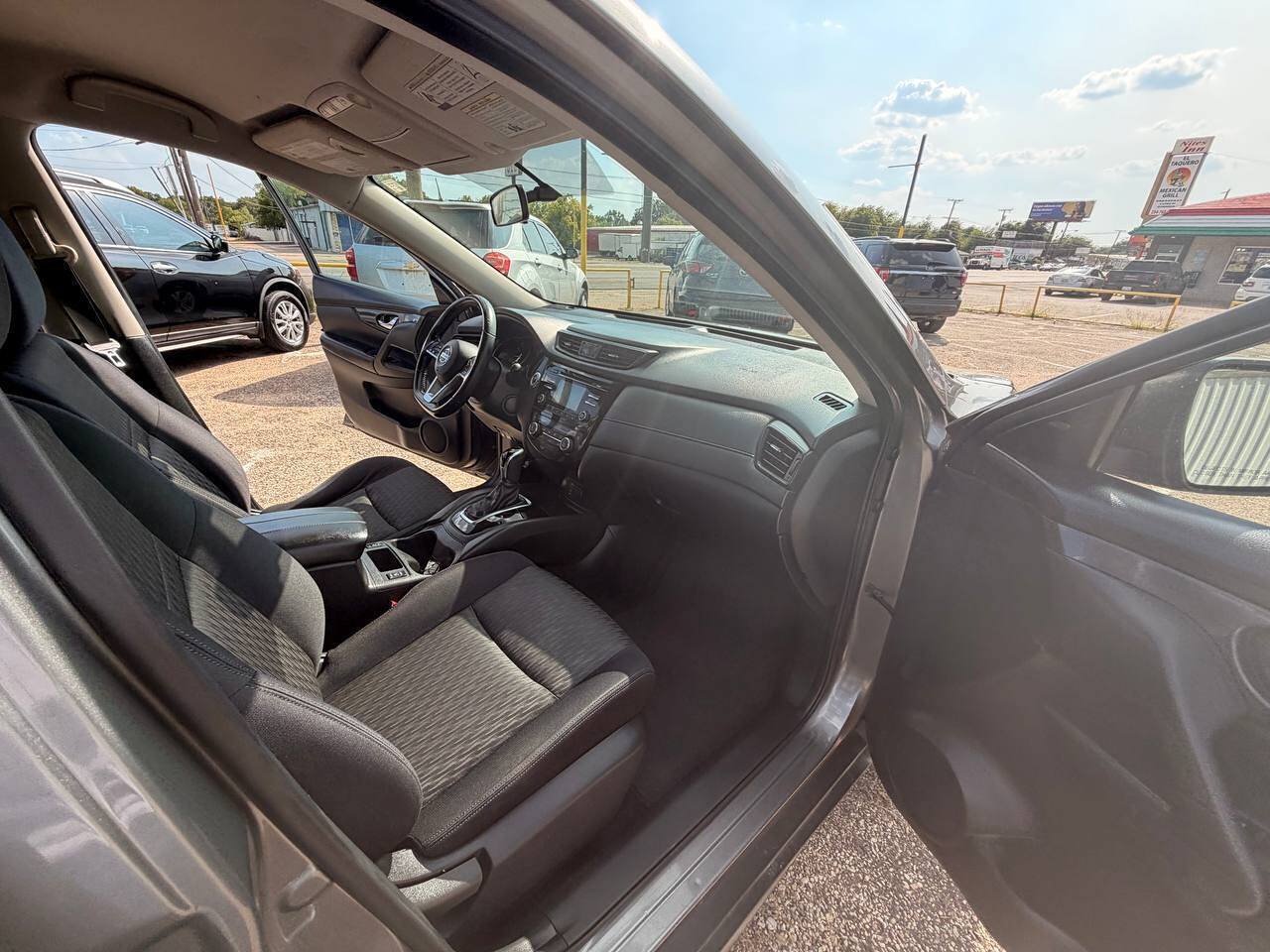 Used 2017 Nissan Rogue SV FWD image 14