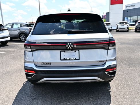 Used 2025 Volkswagen Taos SEL AWD/4WD image 7