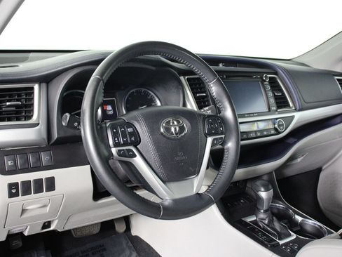Used 2019 Toyota Highlander XLE AWD/4WD image 14