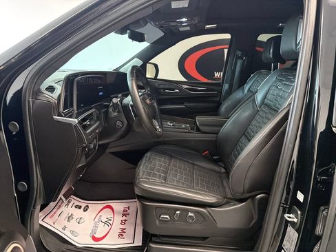 Used 2024 Cadillac Escalade ESV V w/ LPO, ONYX Package AWD/4WD image 9