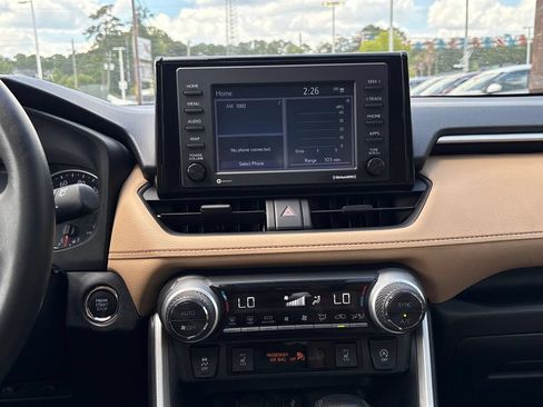 Used 2021 Toyota RAV4 XLE w/ Convenience Package FWD image 15