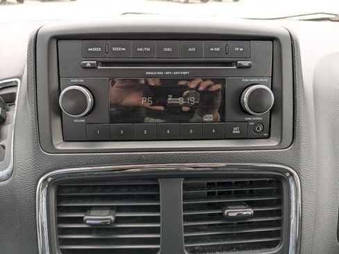 Used 2016 Dodge Grand Caravan SE w/ Quick Order Package 29E SE FWD image 3