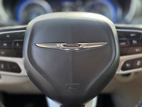 Used 2023 Chrysler Pacifica Touring-L image 30