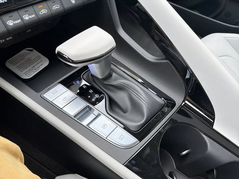 New 2026 Hyundai Elantra Limited FWD image 32