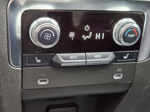 Used 2021 GMC Yukon SLT w/ SLT Luxury Package image 34