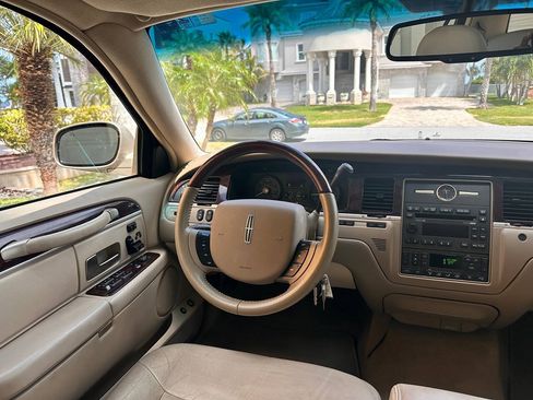 Used 2007 Lincoln Town Car Signature Limited RWD image 12