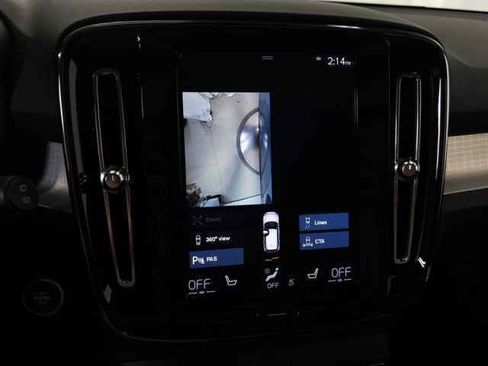 Used 2020 Volvo XC40 T5 Momentum w/ Protection Package Premier image 34