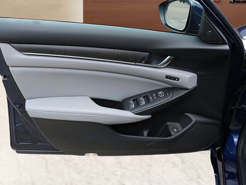 Used 2018 Honda Accord Touring image 10