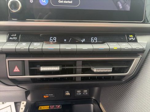 Used 2025 Toyota Camry SE w/ Convenience Package FWD image 21