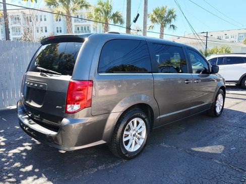 Used 2019 Dodge Grand Caravan SXT image 3
