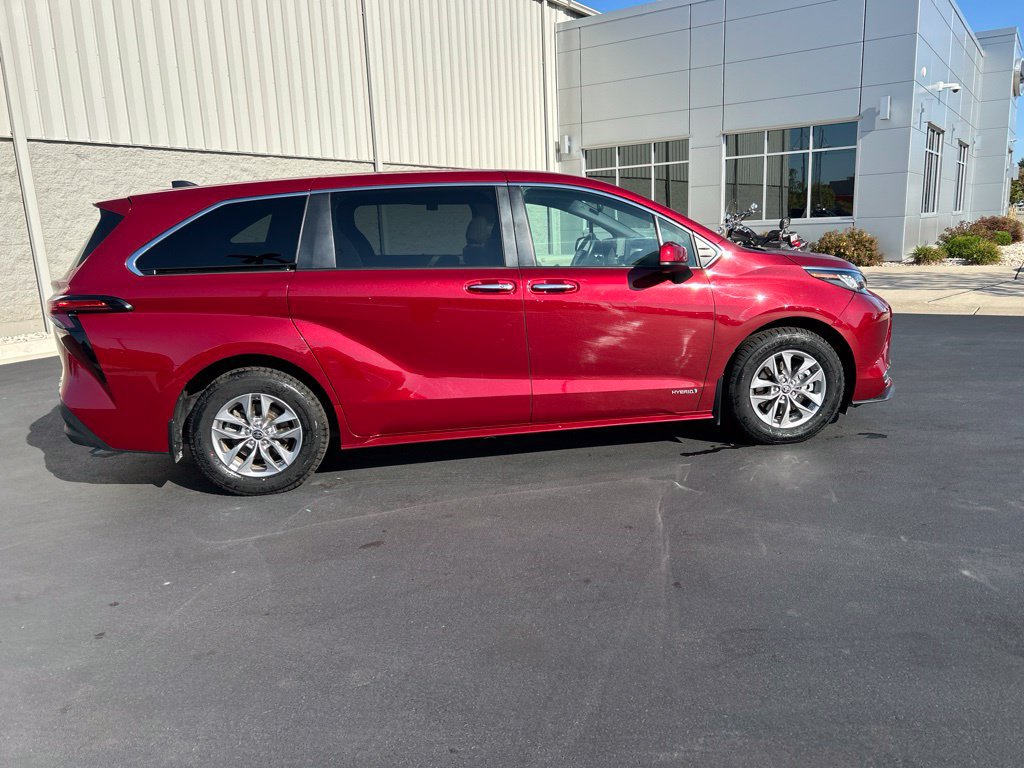 Used 2021 Toyota Sienna XLE AWD/4WD image 7