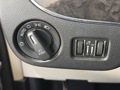 Used 2015 Chrysler Town & Country Touring image 22