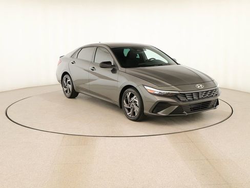 Used 2025 Hyundai Elantra Sport image 10