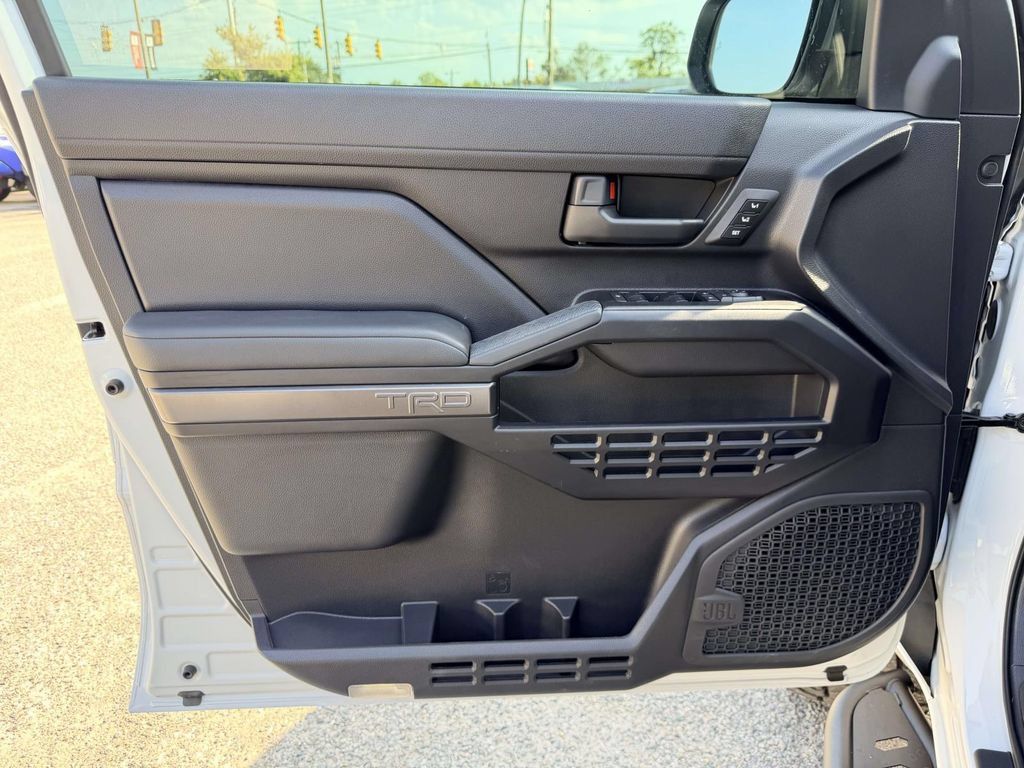 Used 2025 Toyota 4Runner TRD Off-Road Premium AWD/4WD image 16