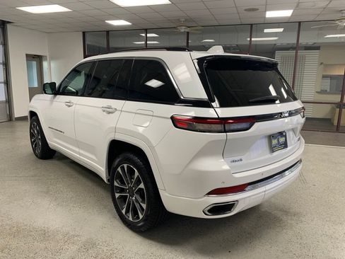 Certified 2022 Jeep Grand Cherokee Overland AWD/4WD image 4