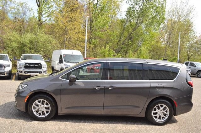 Used 2023 Chrysler Pacifica Touring-L FWD image 5