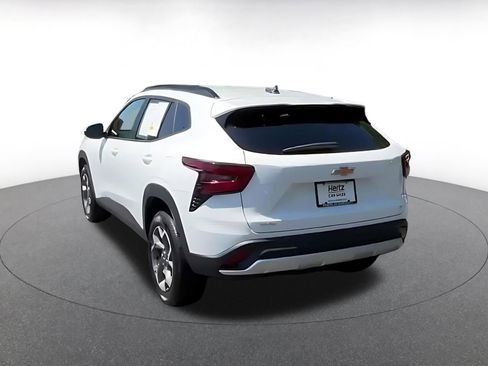 Used 2025 Chevrolet Trax LT FWD image 11