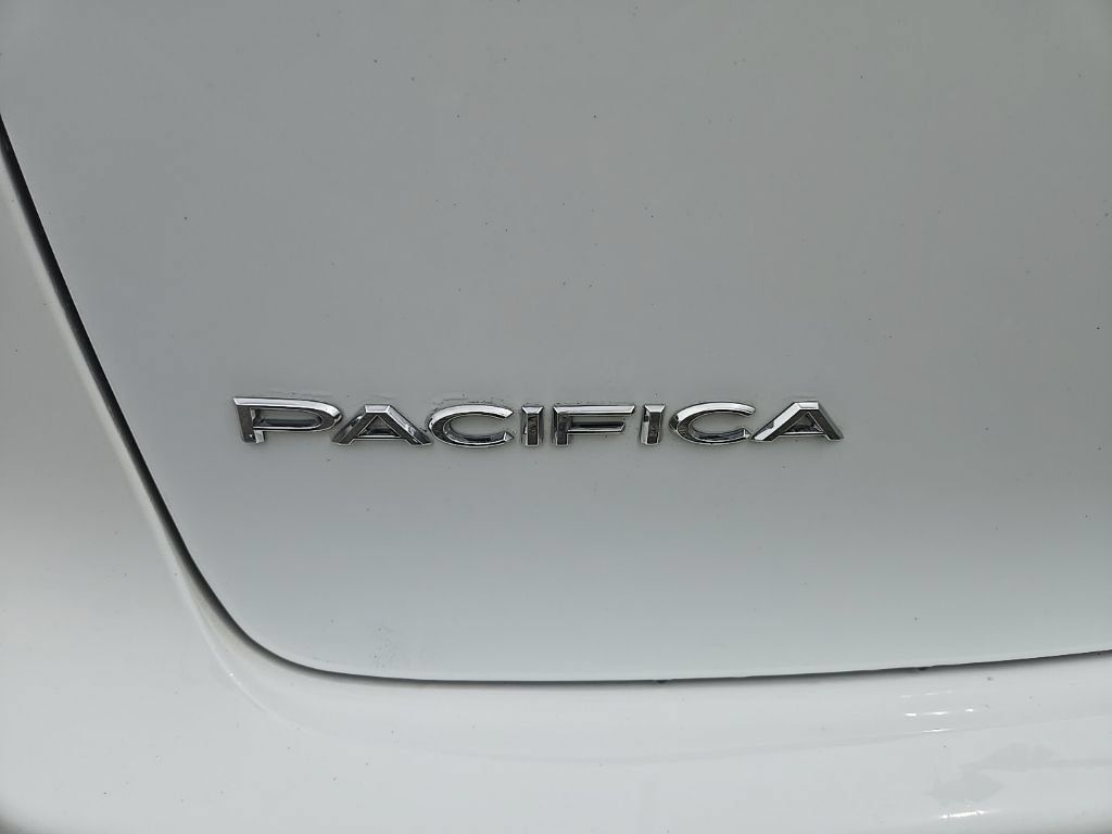 Used 2023 Chrysler Pacifica Touring-L FWD image 4