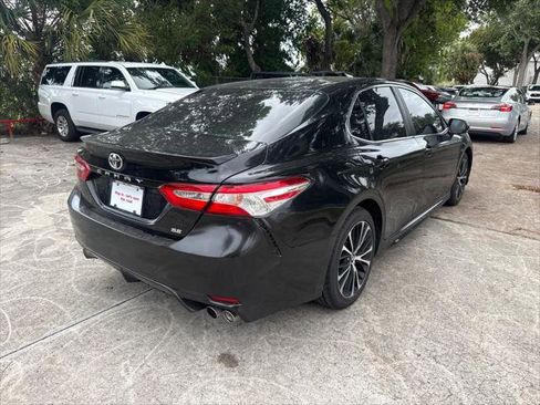 Used 2018 Toyota Camry SE w/ Moonroof Package image 6