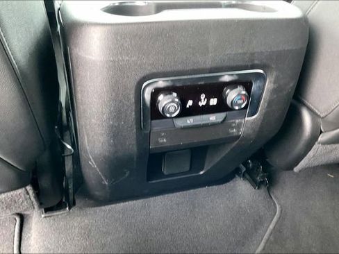 Used 2025 Chevrolet Suburban Z71 AWD/4WD image 10