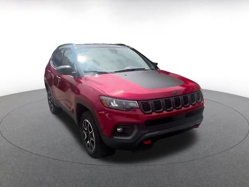 Used 2025 Jeep Compass Trailhawk AWD/4WD image 3