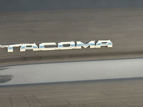 Used 2022 Toyota Tacoma TRD Off-Road AWD/4WD image 32