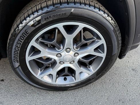 Used 2019 Jeep Grand Cherokee Overland image 12