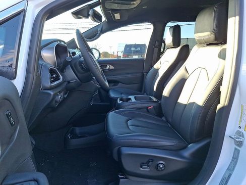 New 2026 Chrysler Pacifica Select FWD image 11