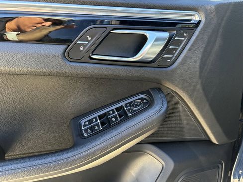 Used 2016 Porsche Macan S image 11