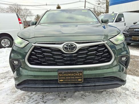 Used 2023 Toyota Highlander XLE image 3