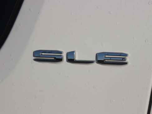 Used 2021 GMC Acadia SLE w/ Driver Convenience Package FWD image 10