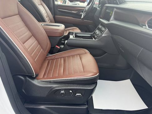 Used 2023 GMC Yukon Denali Ultimate AWD/4WD image 10