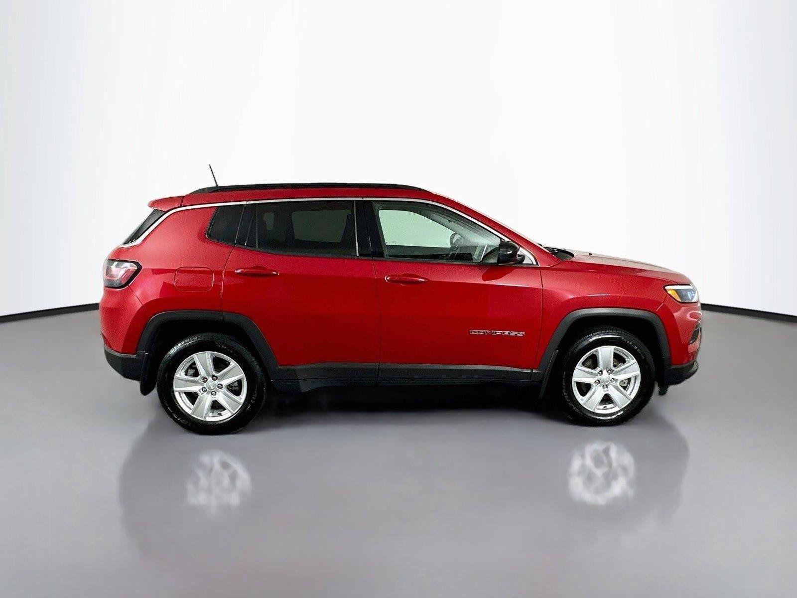 Used 2022 Jeep Compass Latitude w/ Sun and Sound Group AWD/4WD image 18