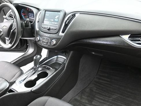 Used 2018 Chevrolet Malibu LT FWD image 28