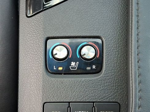 Used 2014 Toyota Avalon Limited FWD image 28