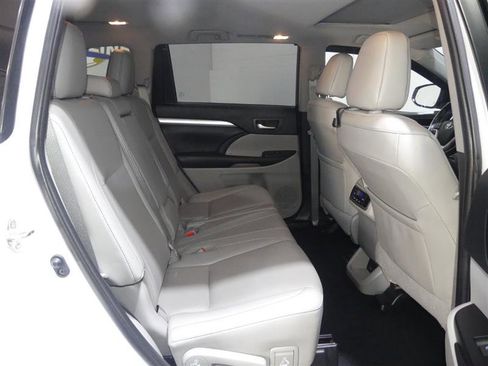 Used 2019 Toyota Highlander XLE image 28