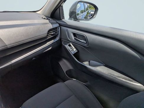 Used 2024 Nissan Rogue S FWD image 17