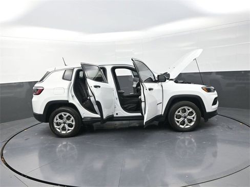 Used 2025 Jeep Compass Sport image 32