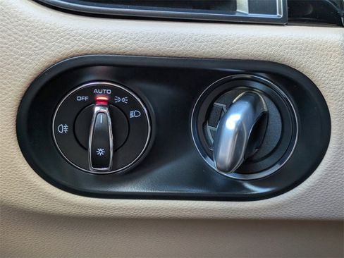 Used 2025 Porsche Macan Base image 24