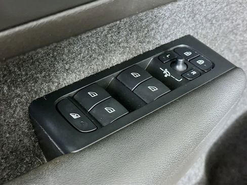 Used 2023 Volvo XC40 B5 Plus image 26
