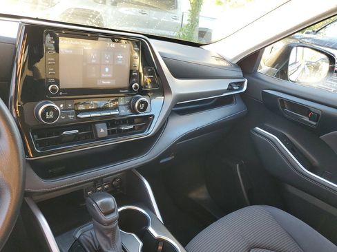 Used 2021 Toyota Highlander L FWD image 25